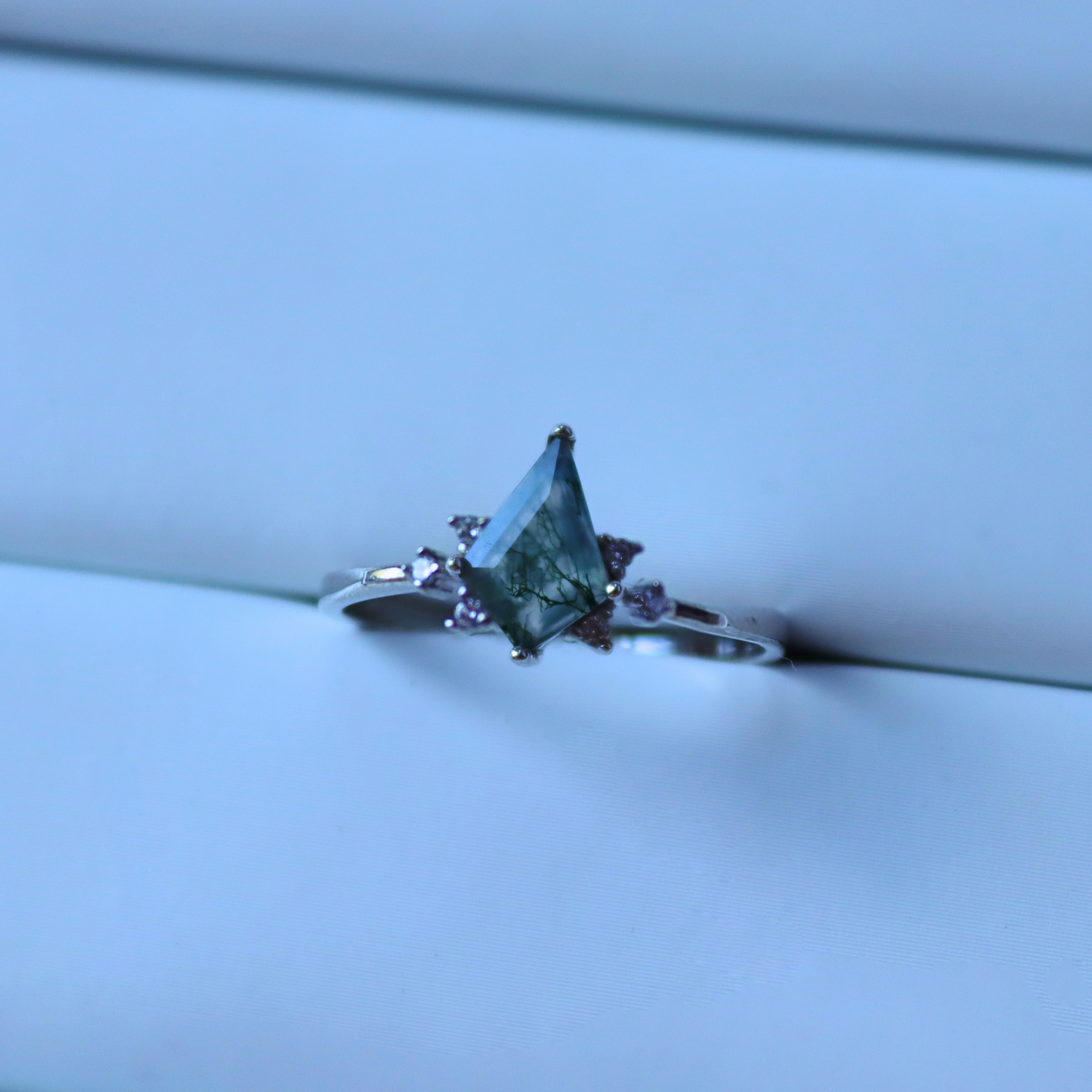 Flora Moss Agate Kite Ring